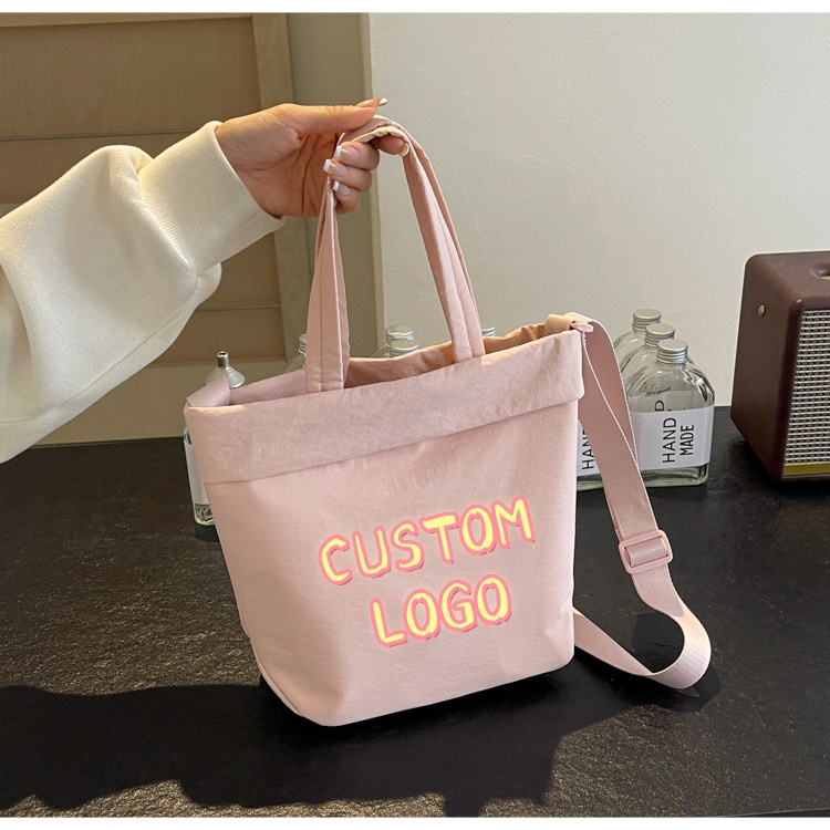 カスタムロゴプリントナイロントートバッグ レディース 調節可 - Women Bags Logo のレビューと価格